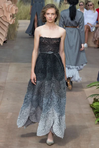 Look 18
